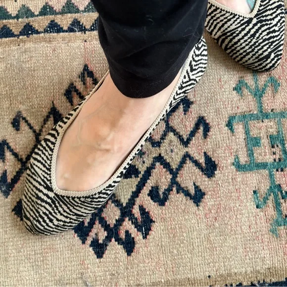 Skechers Zebra Stripe Flats Size 11 - Picture 3 of 6